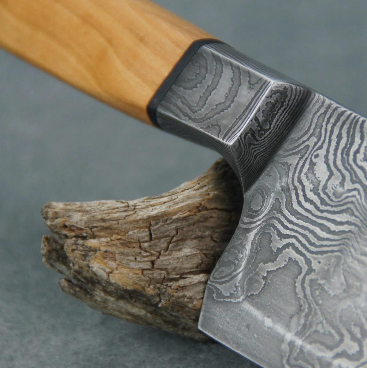 Handgeschmiedetes Damaststahl Bunka mit geschmidetem Bolster und beisdseitigem Hohlschliff Detail Bolster