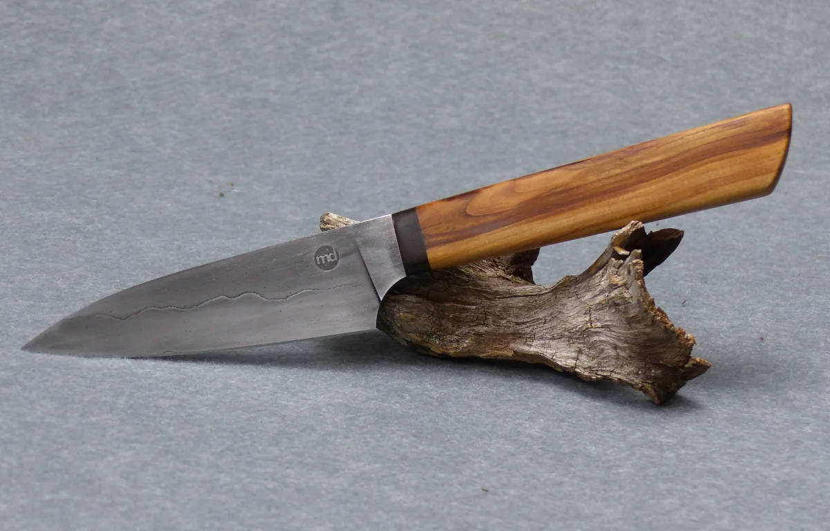 Handgeschmiedetes Küchenmesser aus 3 Lagen Stahl mit Kirschholzgriff