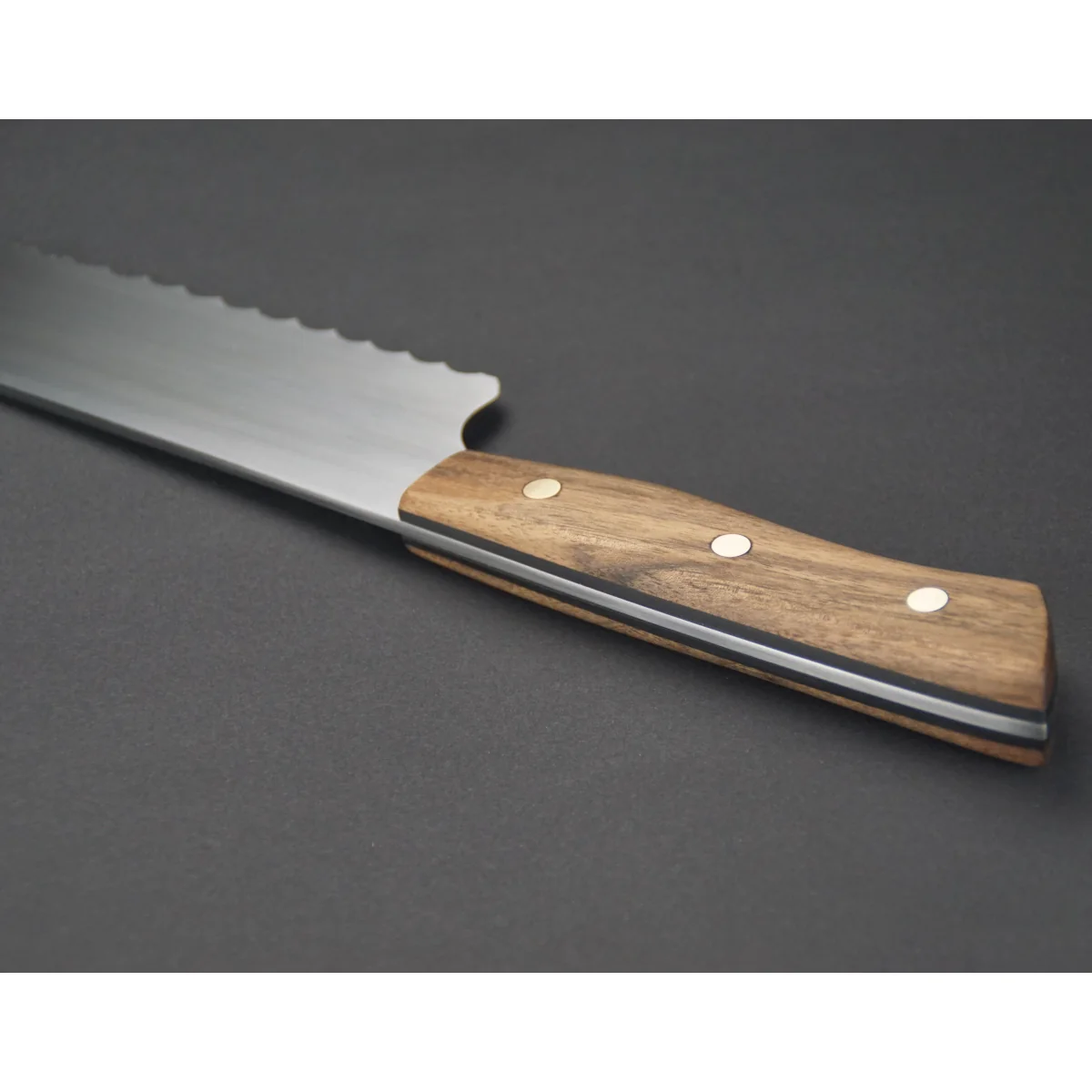brotmesser-full-tang-kuem-nr25-1-06.webp Handgeschmidetes Brotmesser Nussbaumholz Griff