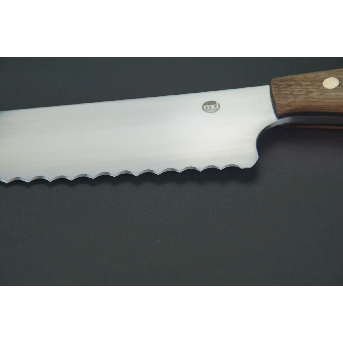 brotmesser-full-tang-kuem-nr25-1-07.webp Handgeschmidetes Brotmesser Wellenschliff