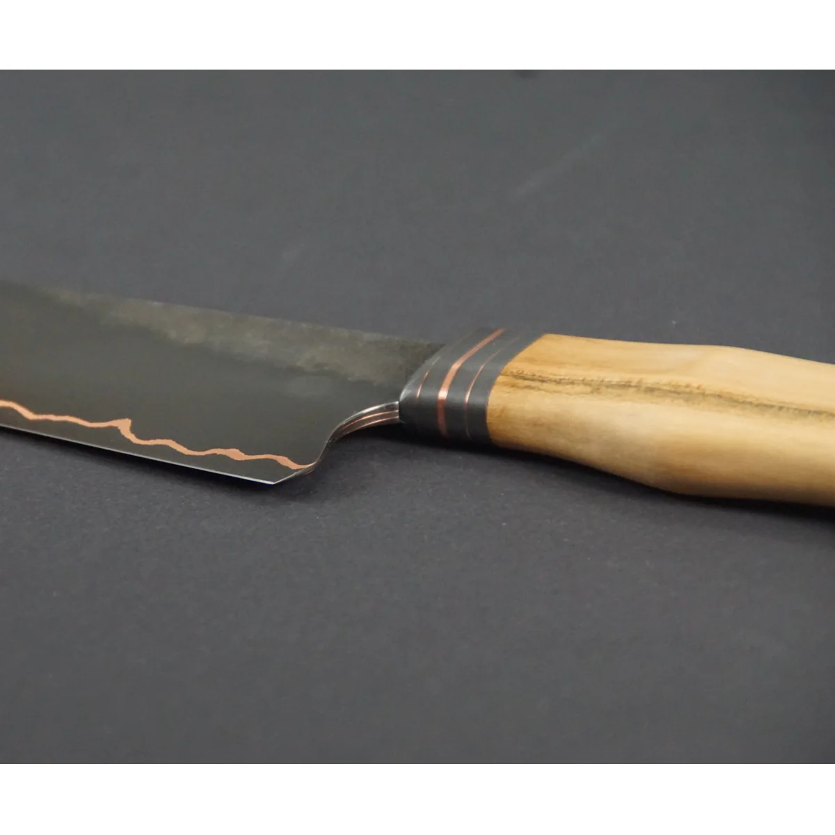 cumai-cheffmesser-kuem-nr23-1-09.webp Handgeschmiedetes CuMai Chefmesser