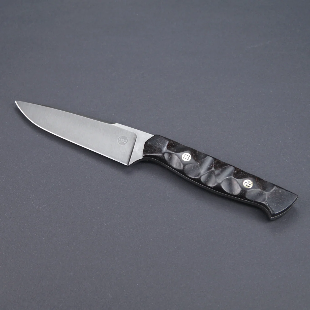 jagdmesser-federstahl-fem-nr28-p1-02.webp Jagdmesser aus geschmiedetem Federstahl Custom Mosaik Pins