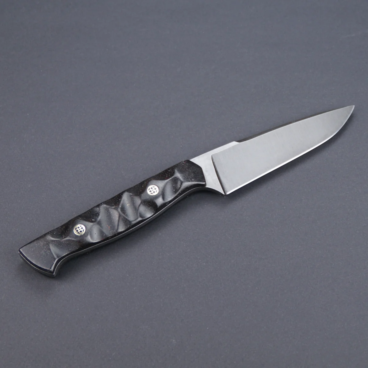 jagdmesser-federstahl-fem-nr28-p1-03.webp Jagdmesser aus geschmiedetem Federstahl Wolldeckenmicarta