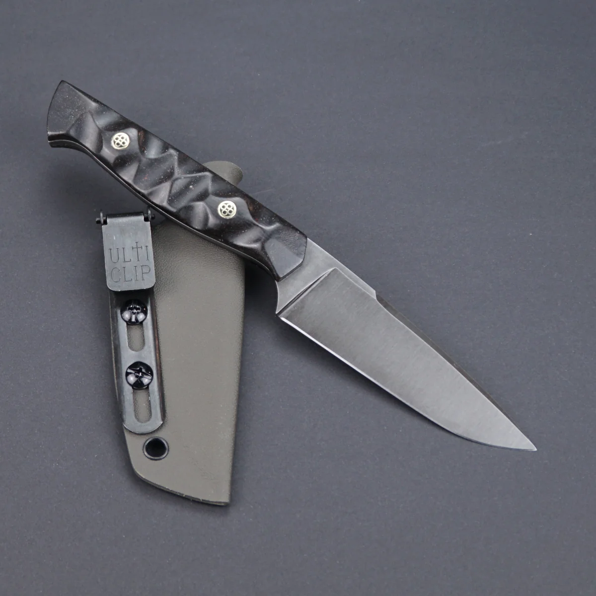 jagdmesser-federstahl-fem-nr28-p1-09.webp Jagdmesser aus geschmiedetem Federstahl Kydex Scheide und Ulticlip
