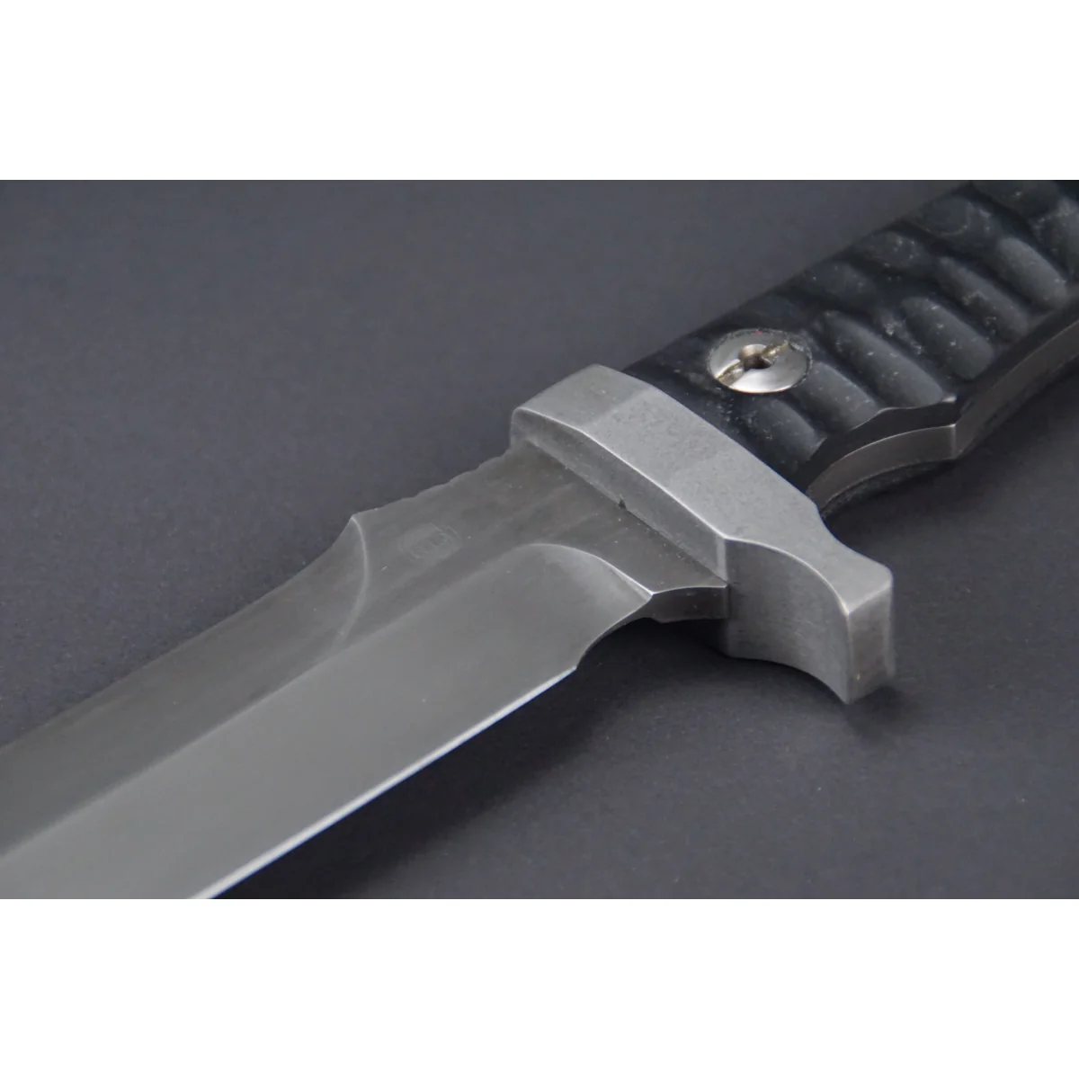 Handgeschmidetes Outdoor Messer Parierstück