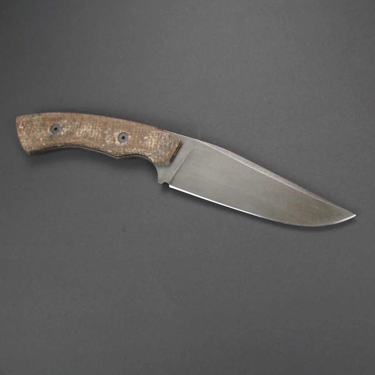 outdoor-messer-o1-fem-nr6-1-03.webp Handgefertigtes Outdoor Messer schwarz geätzt stone wash