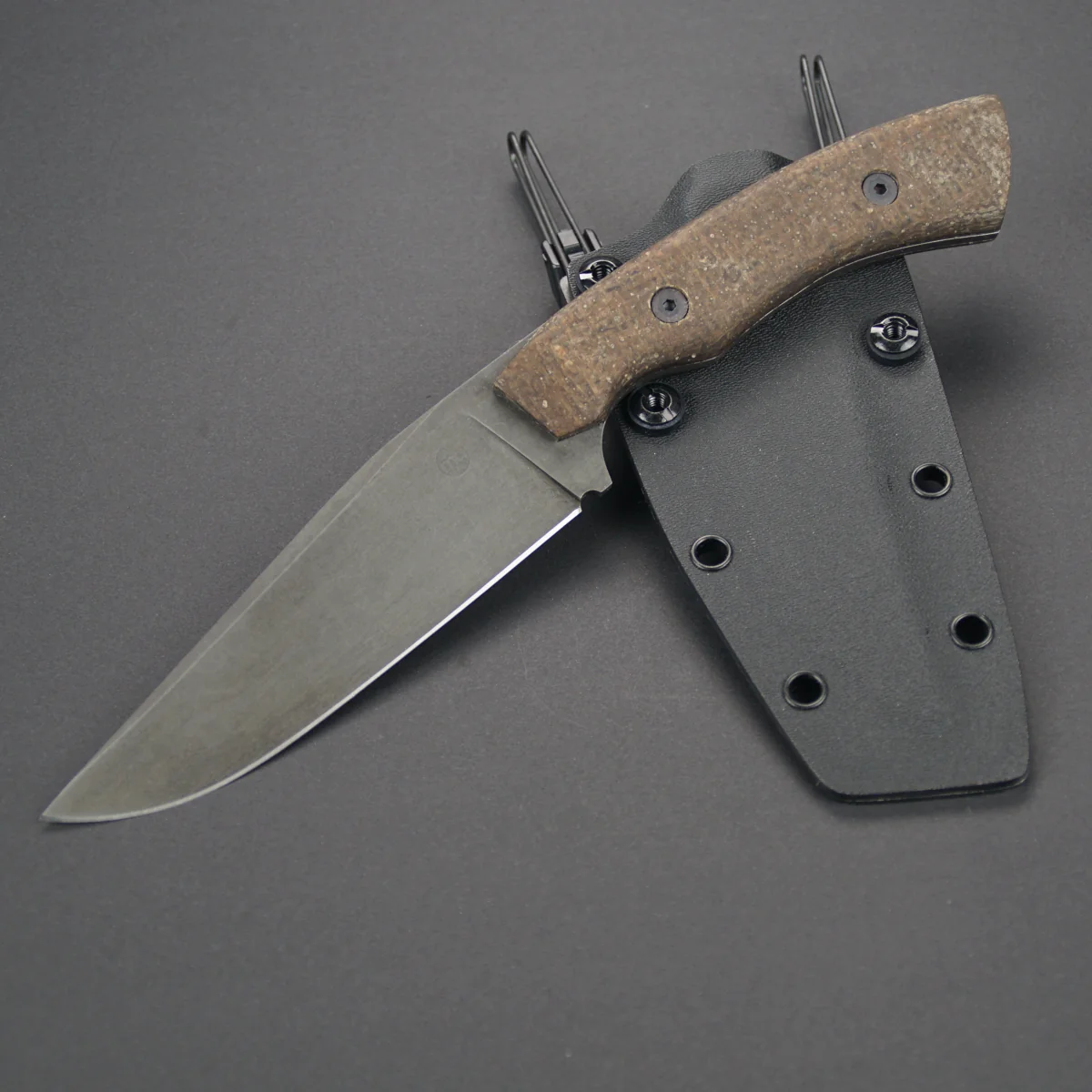 outdoor-messer-o1-fem-nr6-1-04.webp Outdoor Messer schwarz geätzt Jutemicarta Griff
