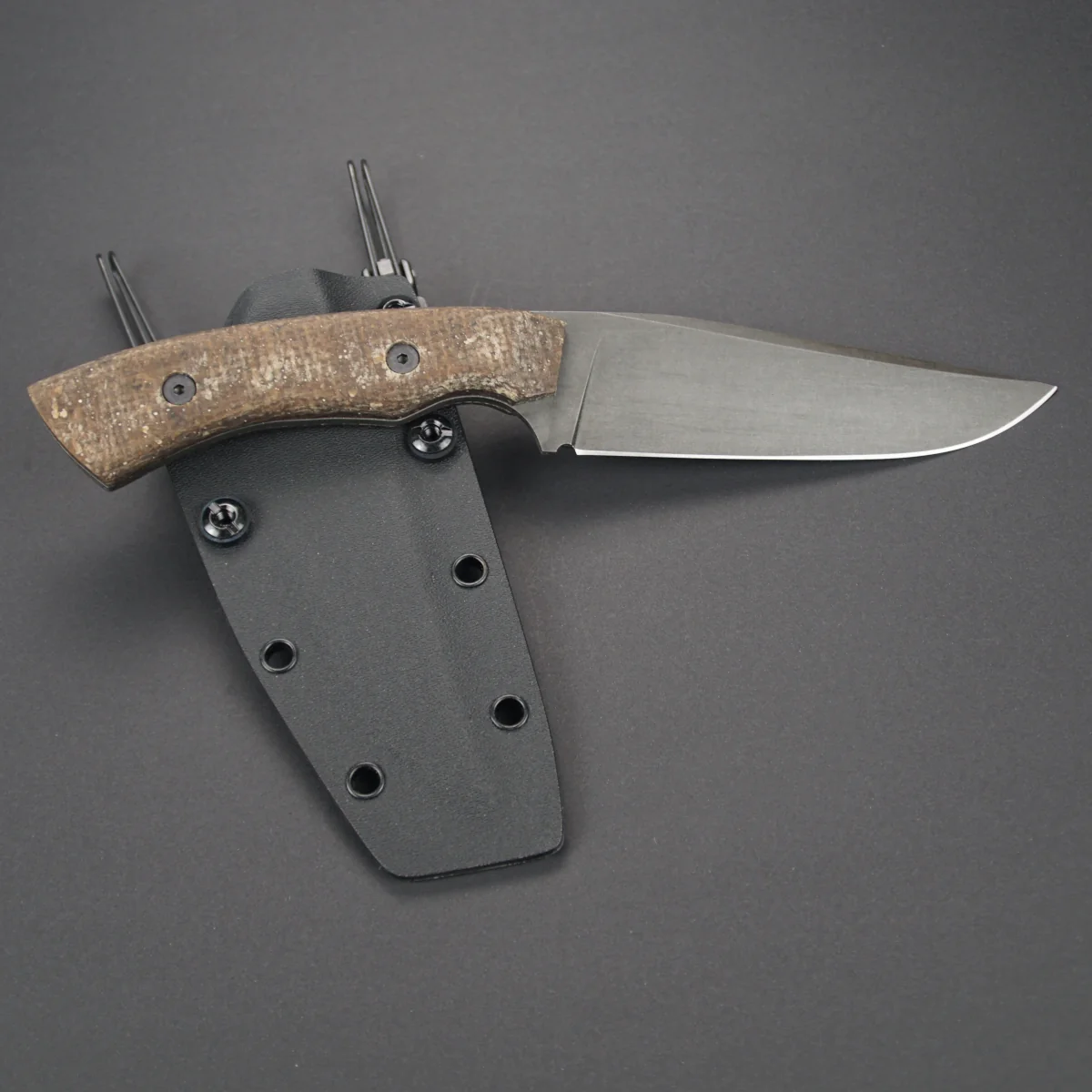 outdoor-messer-o1-fem-nr6-1-05.webp Outdoor Messer schwarz geätzt Jutemicarta Griff