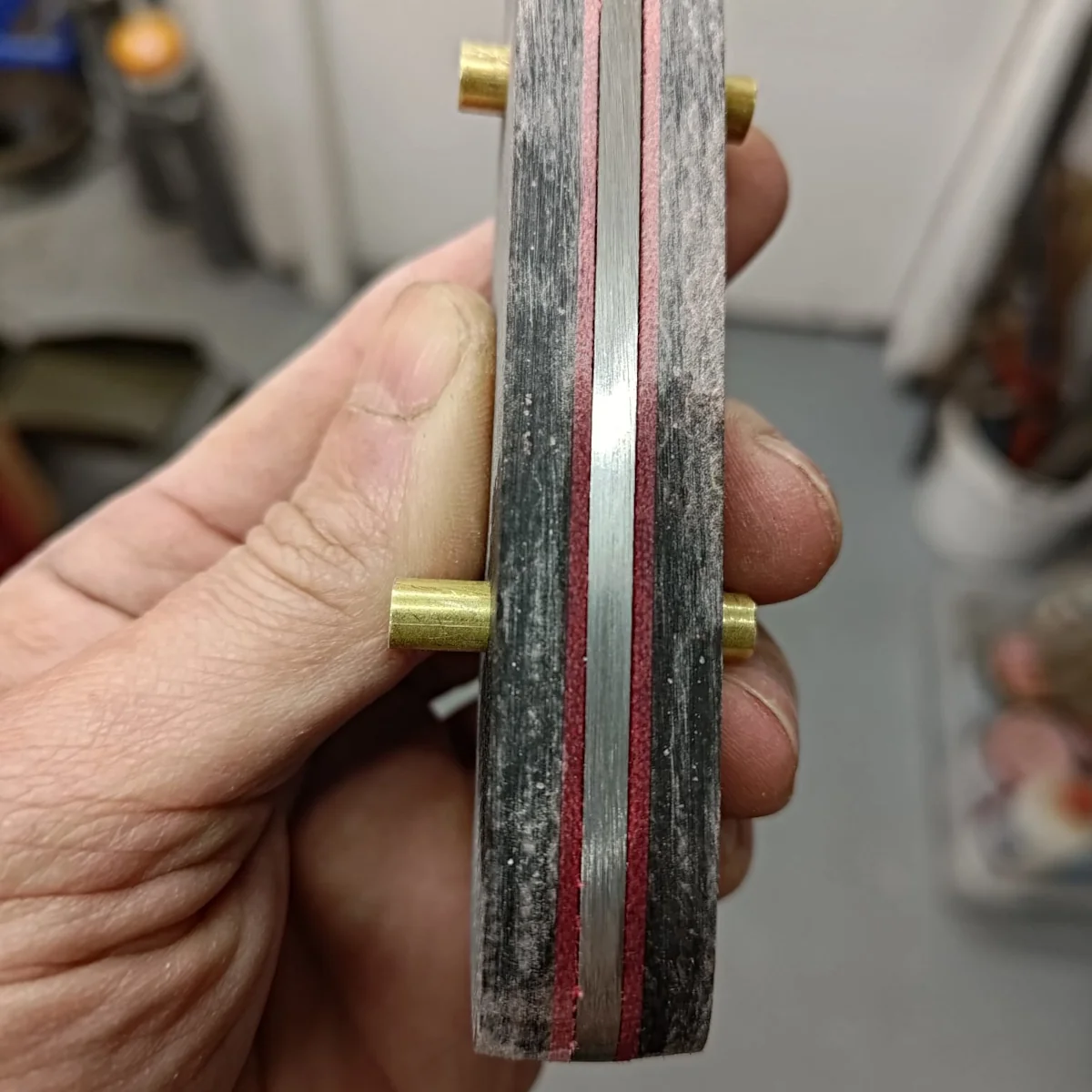 Jagdmesser Griff rote Liner Messing Pins