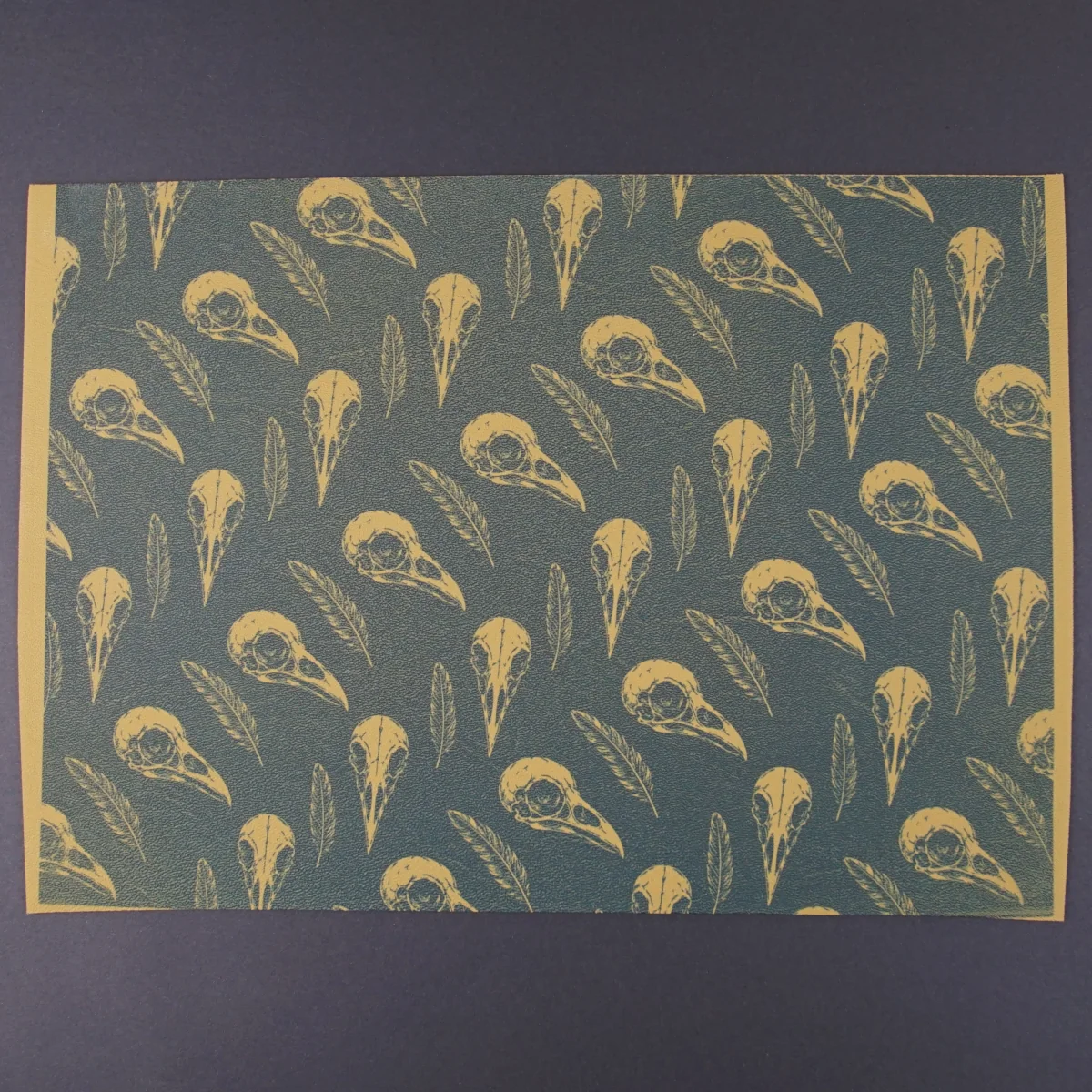 kydex-platte-kraehen-schaedel-dark-nature-design-invertiert-kydr-nr03-2-03 Krähen Schädel und Federn als Muster auf einer Kydex Platte Deep Desert Fox