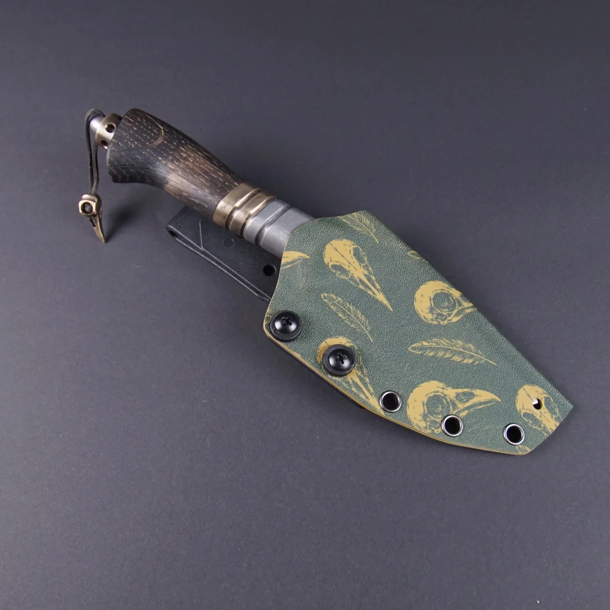 kydex-platte-kraehen-schaedel-dark-nature-design-invertiert-kydr-nr03-2-04 Krähen Schädel und Federn als Muster auf einer Kydex Scheide Deep Desert Fox